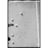 Inscriptions réalisées à la main sur des plaques métalliques, malheureusement assez peu lisibles.