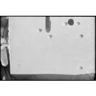 Inscriptions réalisées à la main sur des plaques métalliques, malheureusement assez peu lisibles.