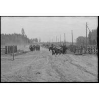 En Bielorussie, la retraite de fantassins allemands et de civils.