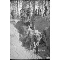 Dans le secteur de Lepel (Biélorussie), l'exhumation d'une automitrailleuse russe Ba-6.