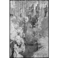 Dans le secteur de Lepel (Biélorussie), l'exhumation d'une automitrailleuse russe Ba-6.