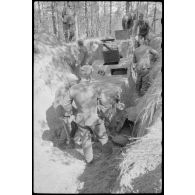Dans le secteur de Lepel (Biélorussie), l'exhumation d'une automitrailleuse russe Ba-6.