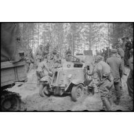 Dans le secteur de Lepel (Biélorussie), l'exhumation d'une automitrailleuse russe Ba-6.