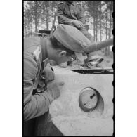 Dans le secteur de Lepel (Biélorussie), l'exhumation d'une automitrailleuse russe Ba-6.