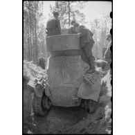 Dans le secteur de Lepel (Biélorussie), l'exhumation d'une automitrailleuse russe Ba-6.