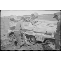 Un semi-chenillé Sd.kfz.253 de la Panzer-Propagandakompanie 697 équipé d'un haut-parleur.