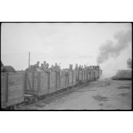 Cavaliers allemands et leur monture dans un train.