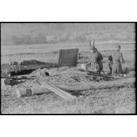 Observation aux jumelles depuis une tranchée allemande.