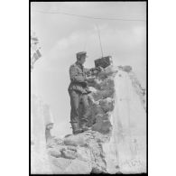 Un transmetteur perché sur une ruine.