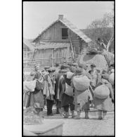 Durant l'opération Frühlingfest, des travailleurs forcés (Zwangarbeiter) accompagnent sous la contrainte des blindés légers allemands Panzer II.