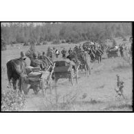 Des soldats et travailleurs forcés russes en retraite.