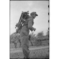 Un fantassin charge sur son dos l'affut lourd d'une MG-42 ou MG-34.