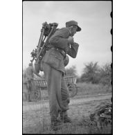 Un fantassin charge sur son dos l'affut lourd d'une MG-42 ou MG-34.