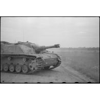 Sturmhaubitze 42 (StuH 42) portant le numéro 308 sur le canon.