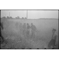 Un équipage de Sturmhaubitze 42 (StuH 42) se mêle avec des fantassins, le blindé est peut-être endommagé.