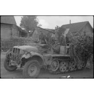 Un semi-chenillé Sd.Kfz.10/4 doté d'un canon de 2 cm FlaK 30.