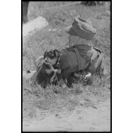 Un insigne en forme de glaive sur la casquette du fantassin allemand.