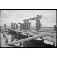 Construction d'un pont en bois par le Génie allemand.