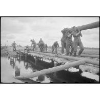 Construction d'un pont en bois par le Génie allemand.