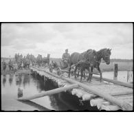 Construction d'un pont en bois par le Génie allemand.