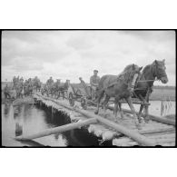Construction d'un pont en bois par le Génie allemand.