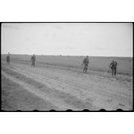 Des fantassins testent le sol à la recherche de mines.