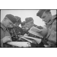 Les reporters de la Propagandakompanie 697 : ?, Wehmeyer, Bergmann, Kustermann et un Sonderfürer (Z).