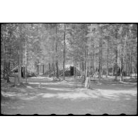 Abris construits pour la résistance locale.