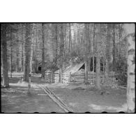 Abris construits pour la résistance locale.