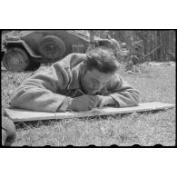 Un prisonnier soviétique rédige un document (courrier.