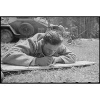 Un prisonnier soviétique rédige un document (courrier.