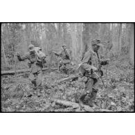 Patrouille de fantassins allemands dans la forêt.