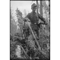Patrouille de fantassins allemands dans la forêt.