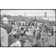 Une cérémonie marque le départ de "volontaires" soviétiques dans l'armée allemande.