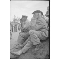 Une cérémonie marque le départ de "volontaires" soviétiques dans l'armée allemande.