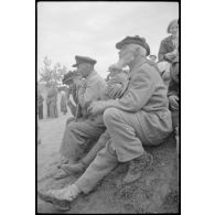 Une cérémonie marque le départ de "volontaires" soviétiques dans l'armée allemande.