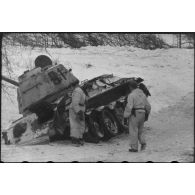 Un char soviétique T-34 endommagé.