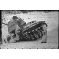 Un char soviétique T-34 endommagé.