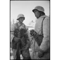 Des Panzergrenadiers de retour d'une patrouille.