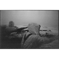 Une tranchée défensive allemande, au centre trône une mitrailleuse MG-42.