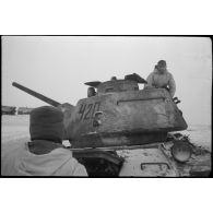 Un char T-34 suscite l'intérêt des soldats allemands.