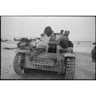 Des artilleurs à bord d'une Sd.kfz.124 "Wespe".