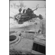Un canon d'assaut Sturmgeschütz III devant la carcasse d'un char soviétique T-34.