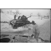 Un canon d'assaut Sturmgeschütz III devant la carcasse d'un char soviétique T-34.