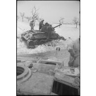 Un canon d'assaut Sturmgeschütz III devant la carcasse d'un char soviétique T-34.