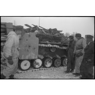 Un canon d'assaut Sturmgeschütz III dont le blindage lattéral a reçu deux impacts.