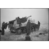 Des artilleurs s'activent autour d'une Sd.kfz.124 "Wespe".