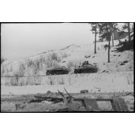 Deux semi-chenillés Sd.kfz.252 qui transportent des munitions.