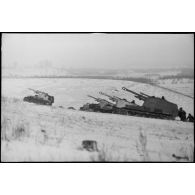 Des artilleurs s'activent de Sd.kfz.124 "Wespe".