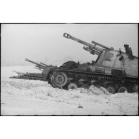 Des artilleurs s'activent de Sd.kfz.124 "Wespe".